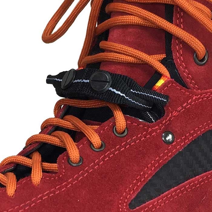 Nahaufnahme des ClipnStep EZloop Wanderschuhs in Rot und Schwarz mit orangefarbenen Schnürsenkeln, Fokus auf einer schwarzen Schlaufe mit zwei schwarzen Knöpfen oberhalb der Schnürsenkel