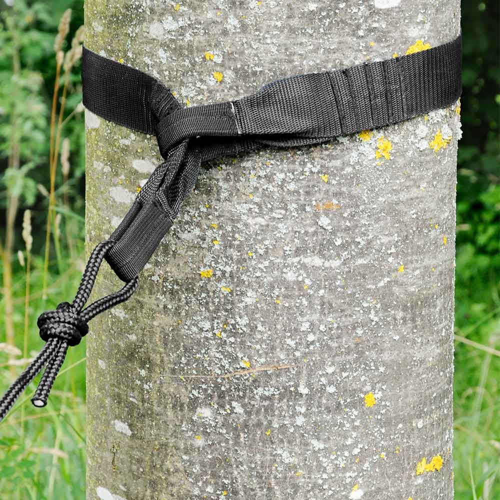 Schwarzer Gurt mit Knoten und Seil des TreeMount Hammock von La Siesta um einen Baumstamm gebunden