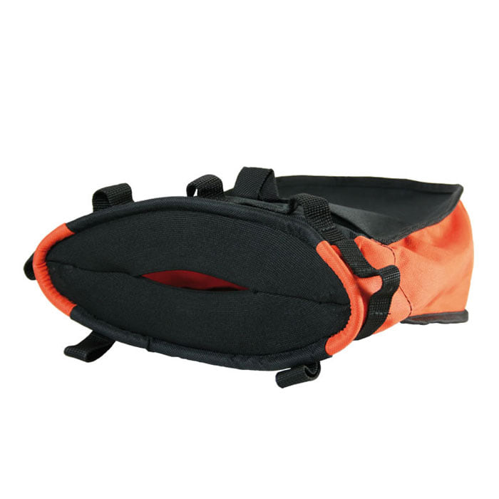 Unterseite der Rescue Rig Static Tasche in Schwarz und Orange mit mehreren Schlaufen