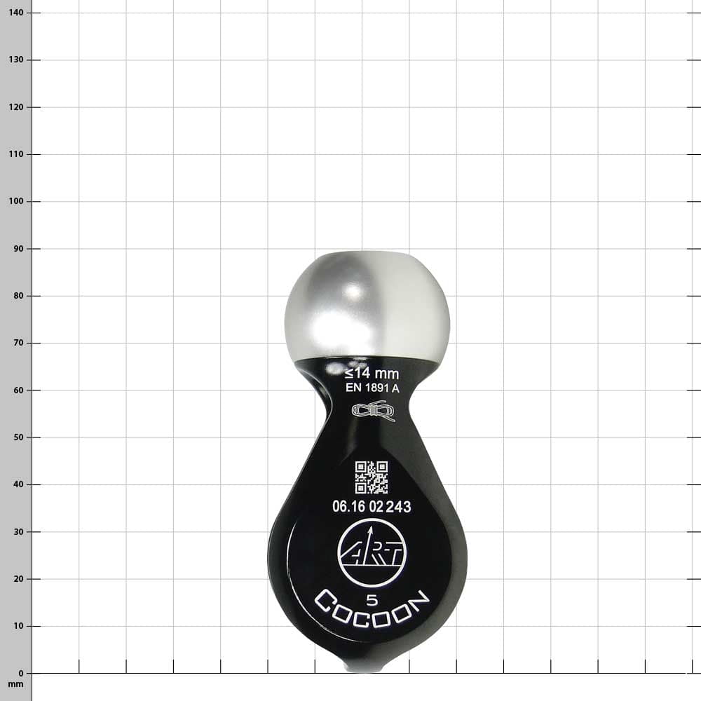 Cocoon 5, schwarzes und silbernes Seilrollelement mit Aufdrucken und QR-Code, Vorderansicht