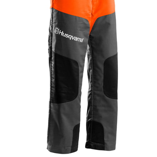 Latzhose Classic Detailansicht der grauen Beine mit schwarzen Kniepolstern und weißem Husqvarna-Logo