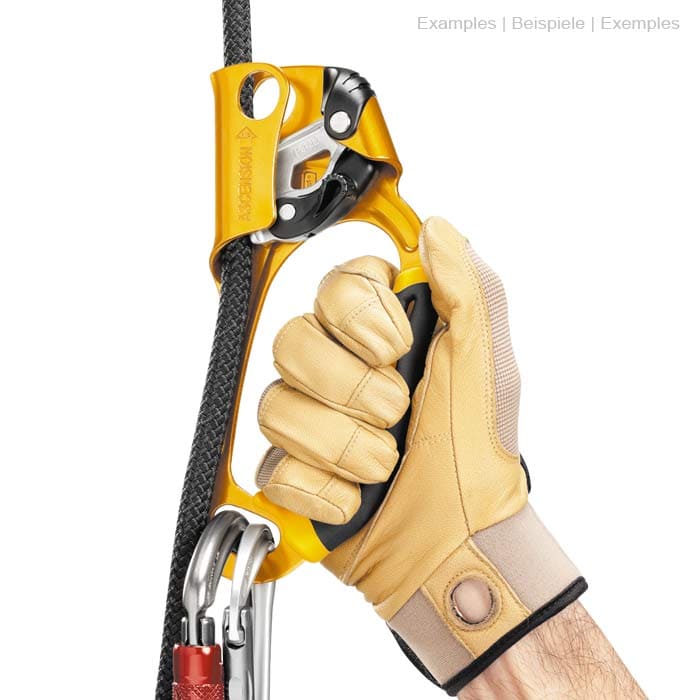 Ascension R in gelb und schwarz mit Griff, Metallteilen, Seil und Karabiner, gehalten von einer Hand mit beigem Handschuh