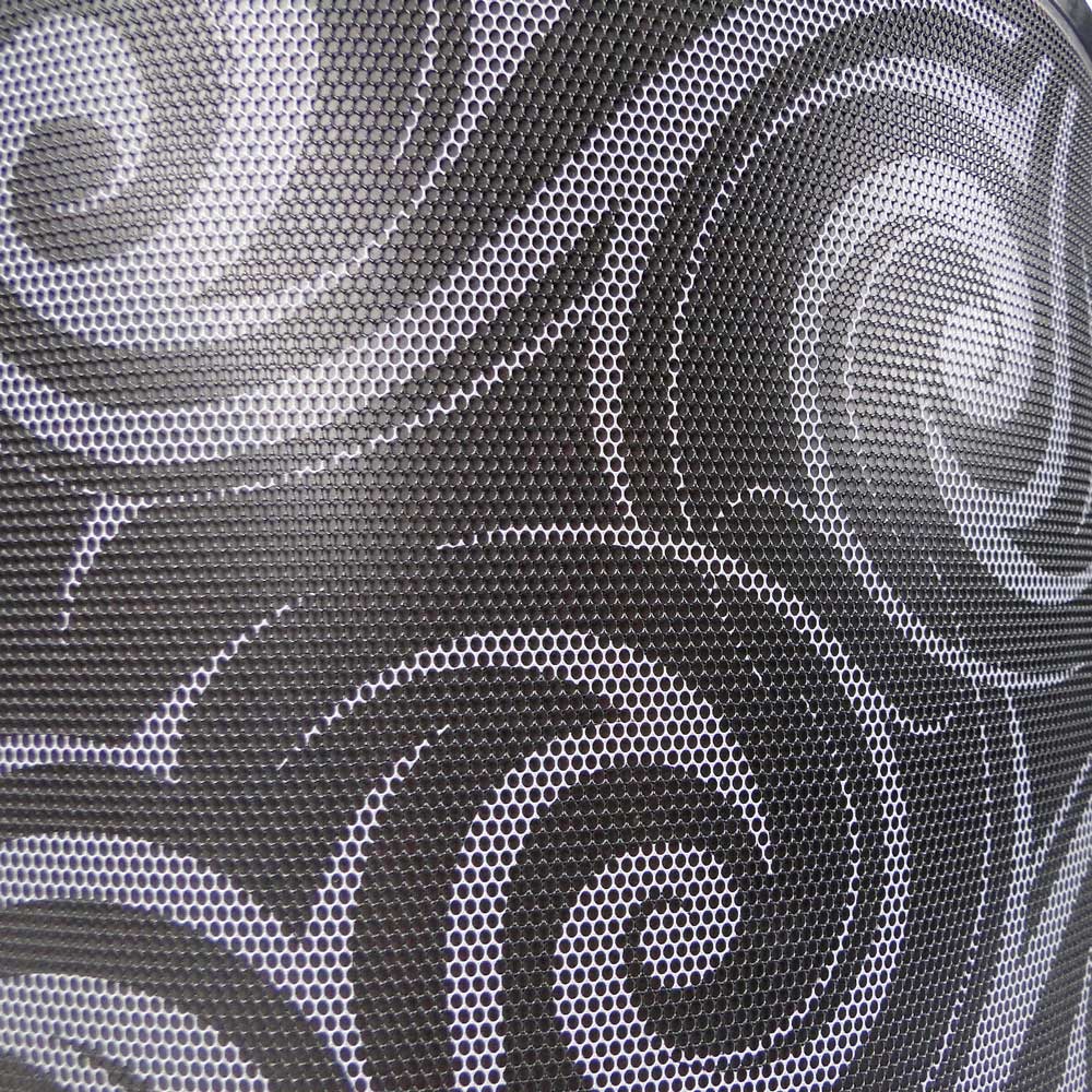 PROTOS® Visier Special Edition Nahaufnahme des schwarzen Netzes mit silbernen Wirbelmustern