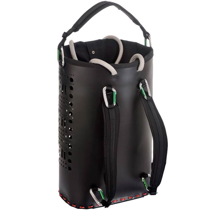 ropeBUCKET 80, schwarzer zylindrischer Behälter mit grauen Griffschlaufen, zwei schwarzen gepolsterten Trägern und grünen Karabinern an den Seiten