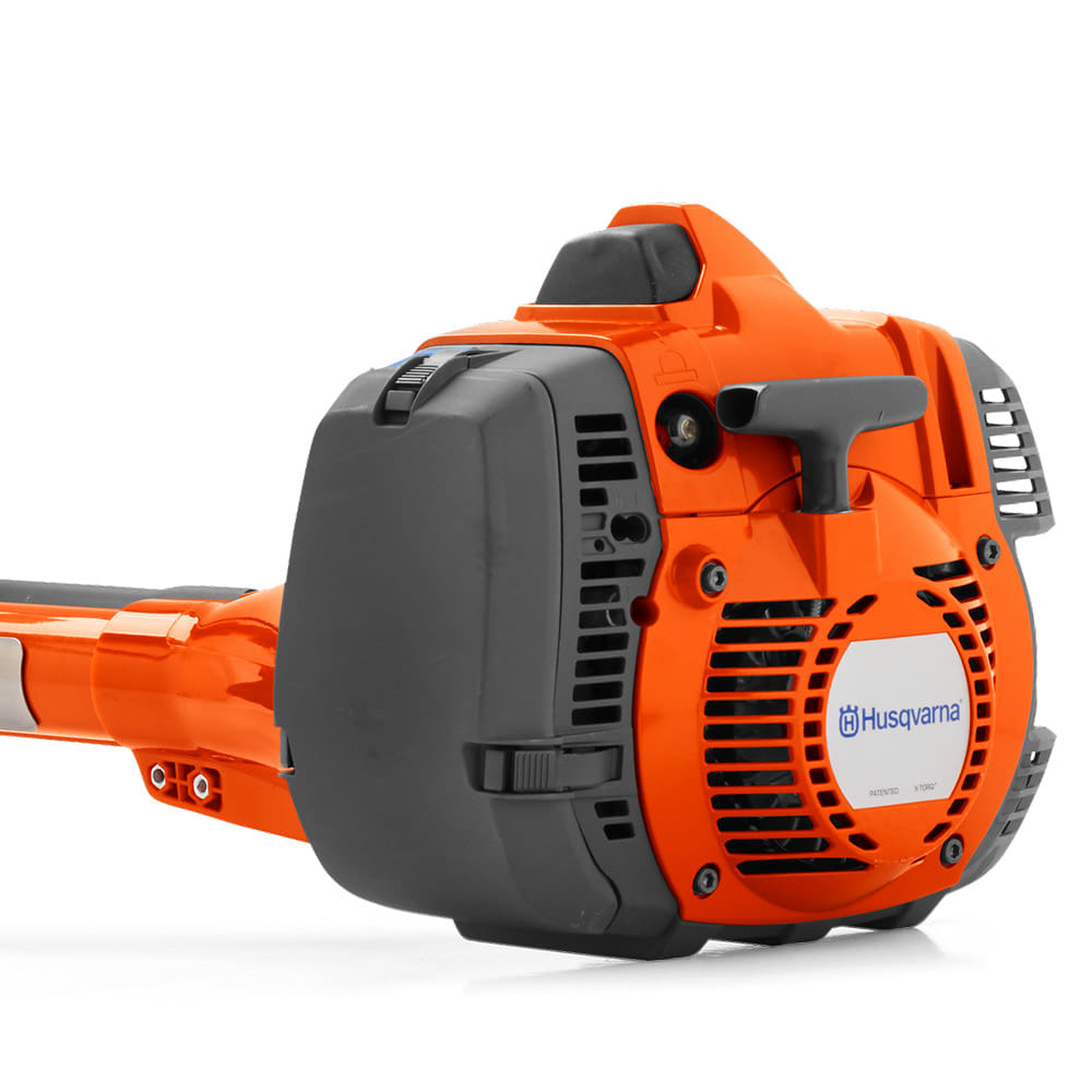 Nahaufnahme des orangefarbenen Motors der Husqvarna 545RXT AutoTune mit schwarzem Luftfiltergehäuse und Husqvarna-Logo