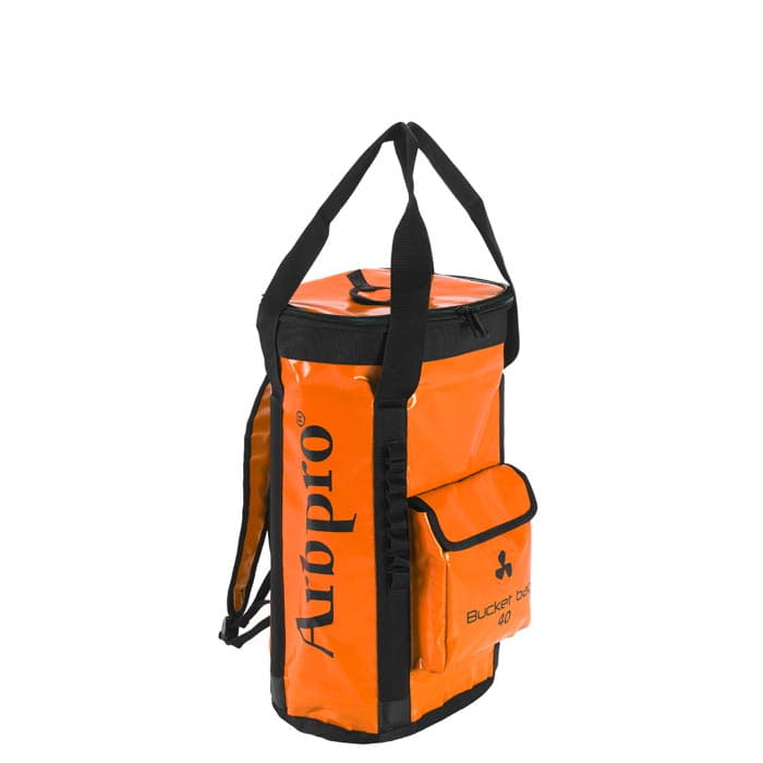 Oranger Bucket Backpack 40 von Airpro mit schwarzem Reißverschluss, Tragegriffen und Fronttasche mit Klappe