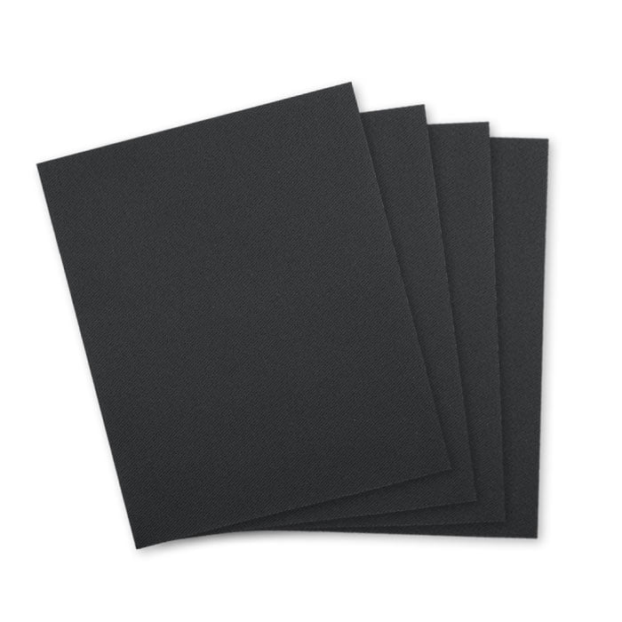 Flickstoff in Schwarz, vier quadratische Stoffstücke übereinander liegend
