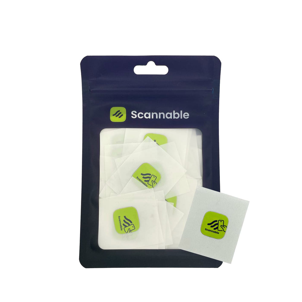 Verpackung mit mehreren grünen On-Metal Sticker NFC Tags von Scannable, einzelne Sticker sichtbar in weißer Schutzfolie