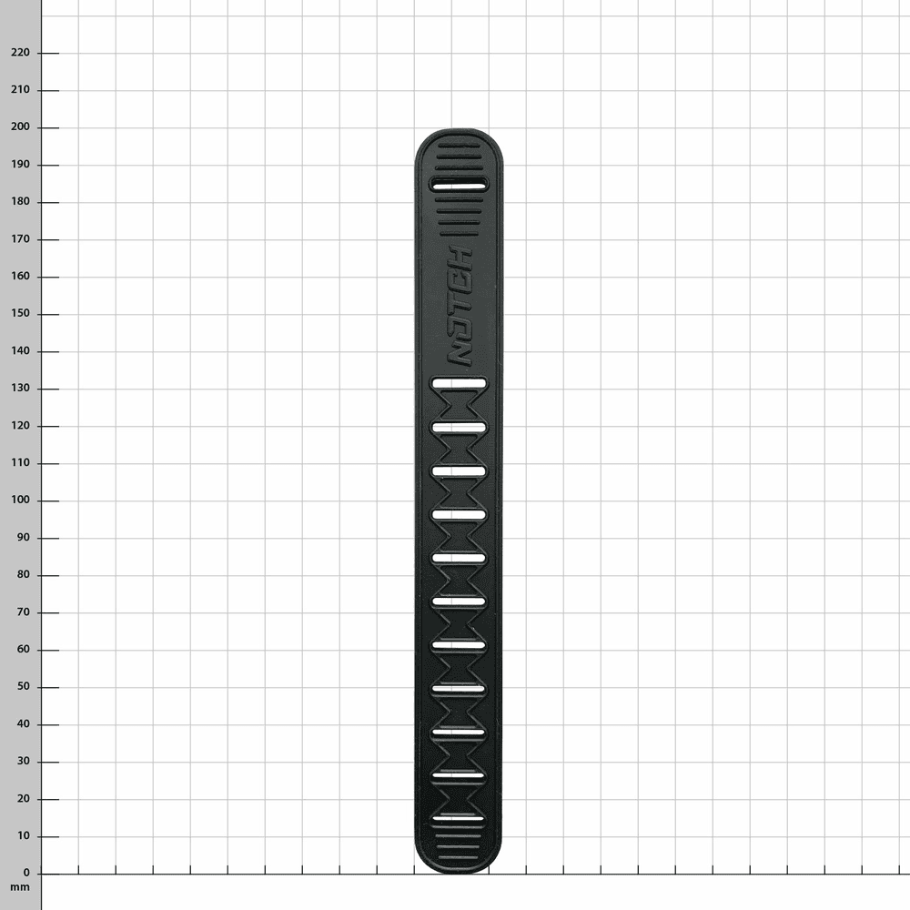 Ein schwarzer Talon Rubber Strap aus Gummi mit Aussparungen und dem Schriftzug "NOTCH" auf einem weißen Raster mit Millimeterangaben liegend