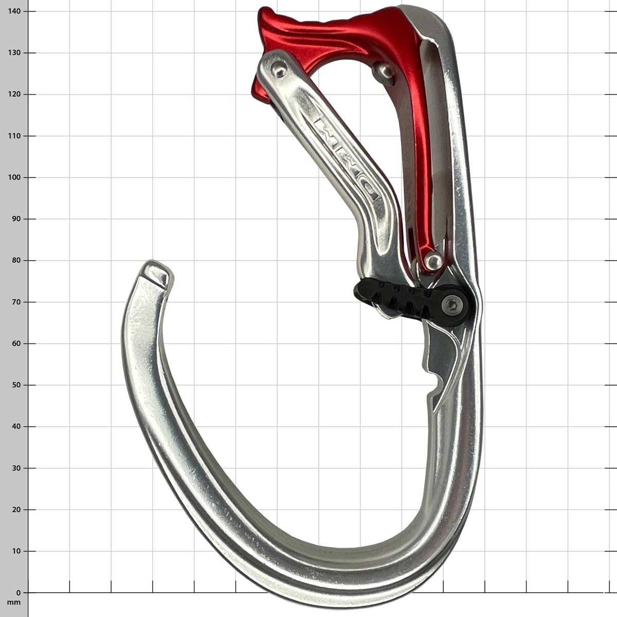 Mega Vault Karabiner in Silber und Rot mit geöffnetem Verschluss, Produktname und Hersteller auf dem Karabiner sichtbar