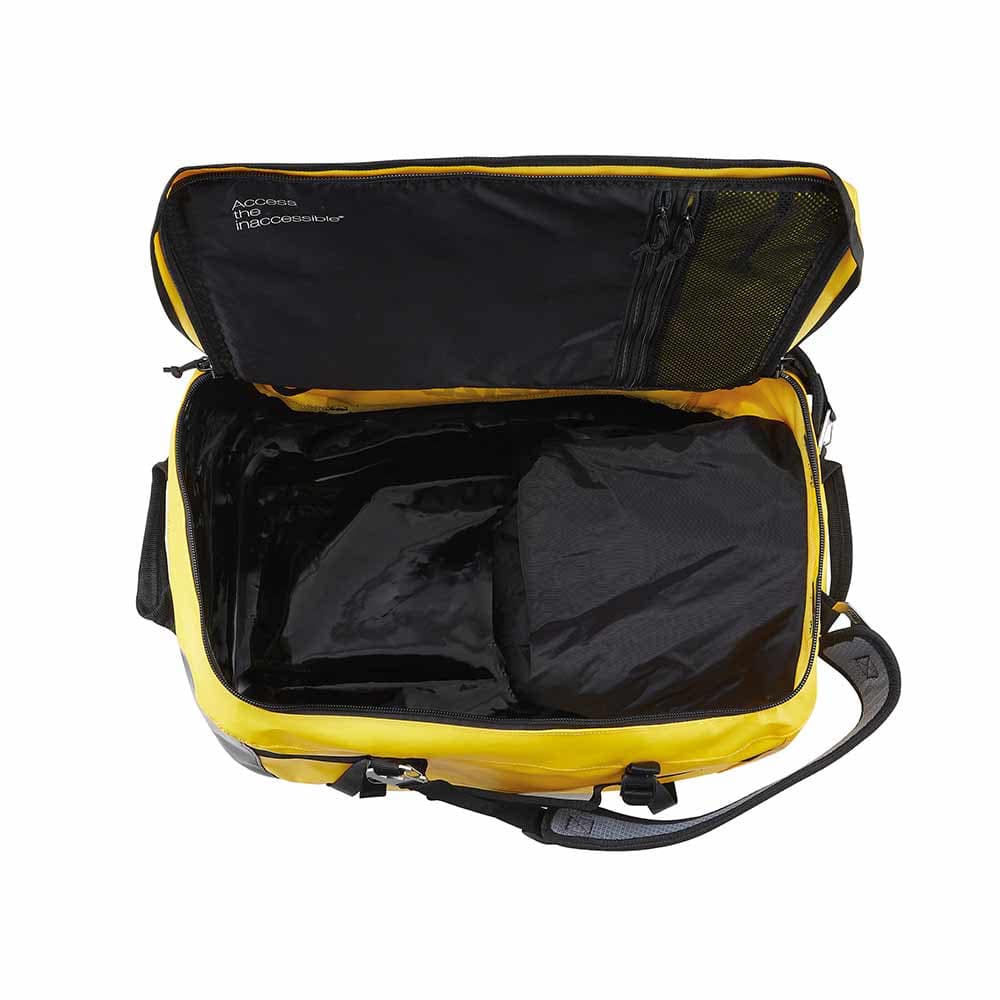 Geöffnete gelbe PETZL Duffel 65 Tasche mit sichtbarem Innenraum, schwarzem Innenfutter und Netzfach im Deckel