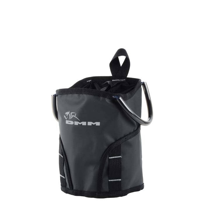 DMM Tool Bag 4, schwarzer Werkzeugbeutel mit silbernem DMM-Logo und zwei schwarzen Schlaufen seitlich, zwei Metallösen an den Seiten und einer schwarzen Schlaufe oben