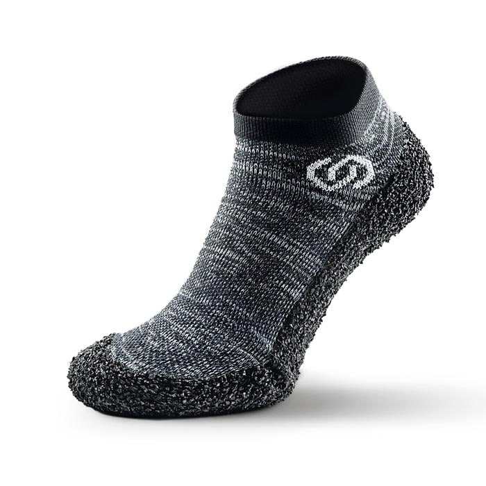 Skinners graue Socke mit schwarzer, gummierter Sohle und weißem Logo