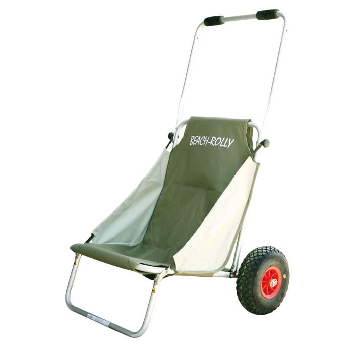 Beach Rolly Strandrollstuhl mit grün-beigem Stoff und Aluminiumrahmen, zwei große rote Reifen sind sichtbar