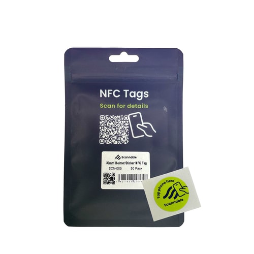 Rückseite der Verpackung mit der Aufschrift „NFC Tags Scan for details“, zwei QR-Codes, einem Barcode und einem einzelnen gelben Helm Sticker NFC Tag Aufkleber mit schwarzer Aufschrift „Tap phone here Scannable“