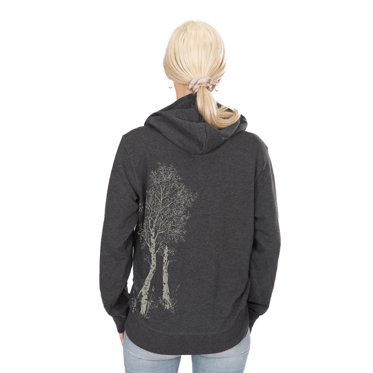 Dunkelgrauer Birch Tree Zipp Hoodie von hinten mit Kapuze, auf der linken Seite ein weißer Birkenbaum-Print, getragen von einer Frau mit hellem Pferdeschwanz