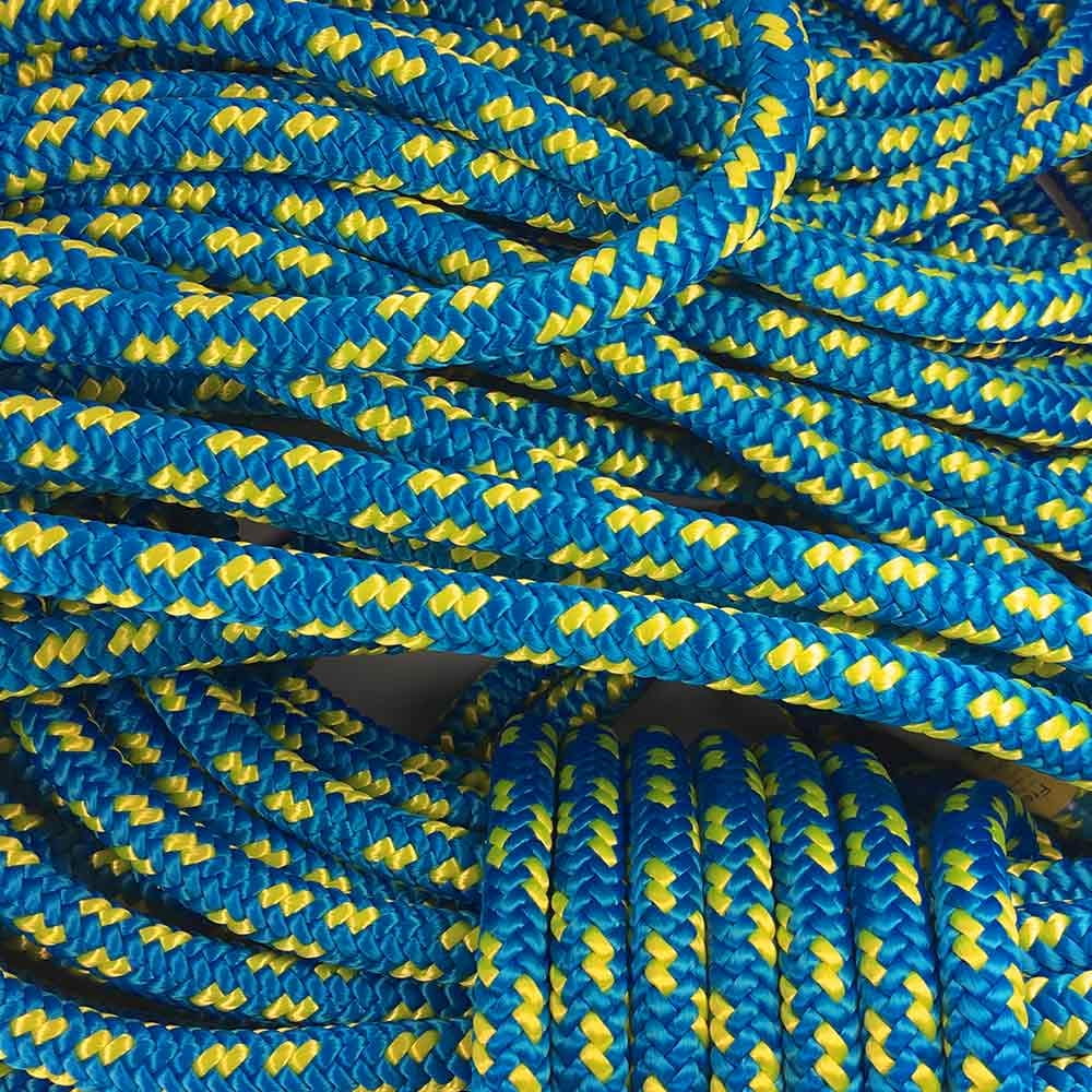 Mehrere blaue und gelbe Seile XP-e Aruba liegen lose und aufgerollt übereinander
