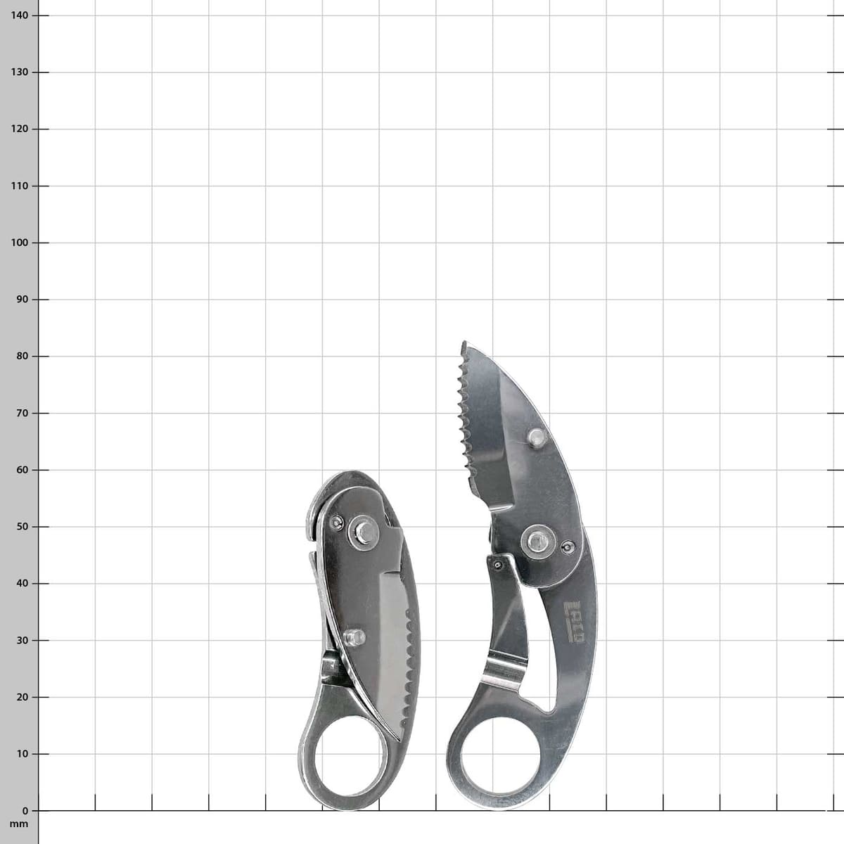Mini Knife Wave Cut Klappmesser aus Metall, ein Messer geöffnet und ein Messer geschlossen, auf kariertem Hintergrund