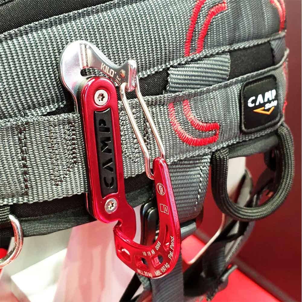 Kilo Klettersteigset von Camp, roter und silberner Karabiner am grauen Klettergurt mit roten Nähten befestigt