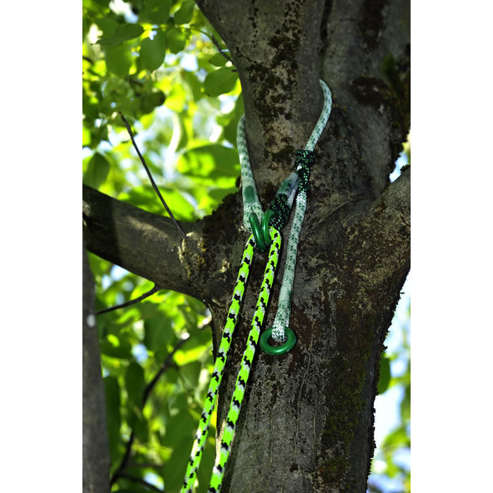 multiSAVER weiß-grünes Seil mit grünen Metallringen und zwei gelb-schwarzen Seilen, an einem Baum befestigt