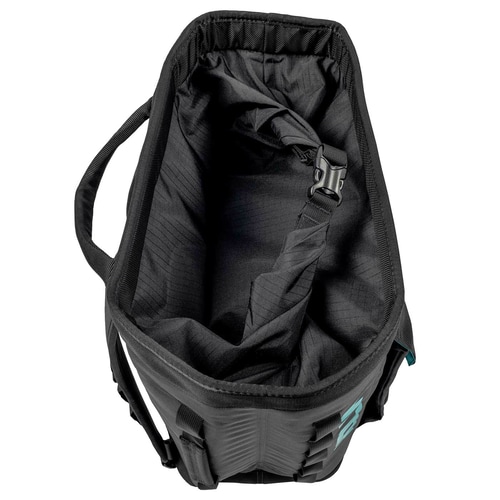 Blick von oben in die schwarze Approach Bag mit offenem Innenraum und verstellbarem Riemen mit Schnalle