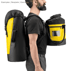 Mann trägt den Petzl Transport 30 Rucksack auf dem Rücken, der Rucksack ist schwarz und gelb und hat gepolsterte Träger und seitliche Griffe