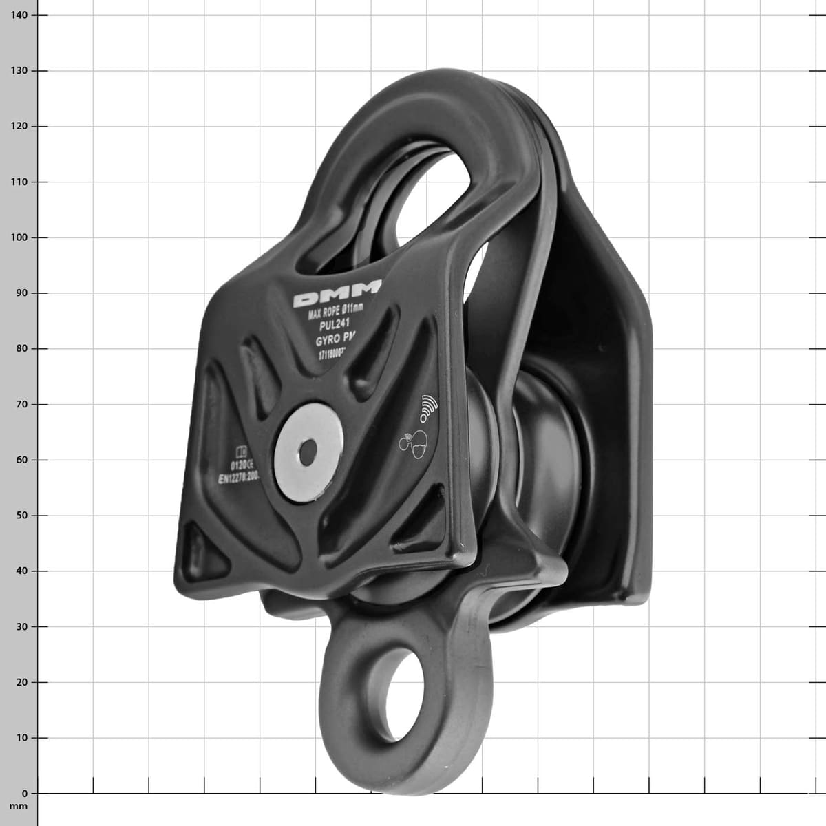 Schwarze Umlenkrolle DMM Gyro Twin mit Metallachse und Loch zur Befestigung, seitliche Ansicht vor kariertem Hintergrund