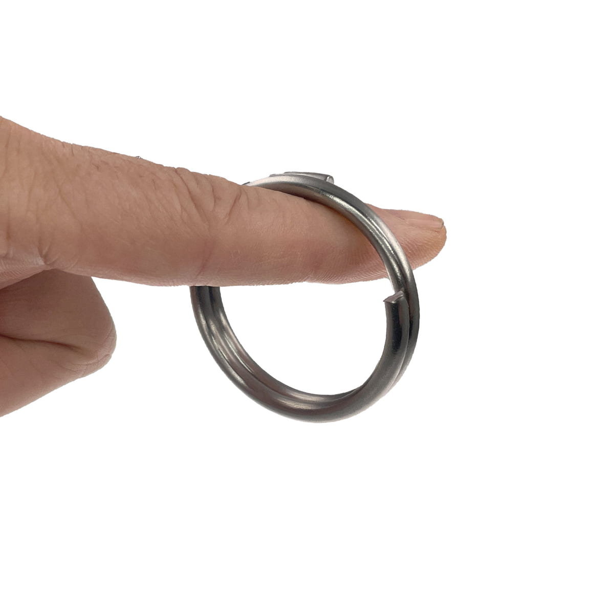 Federring 40 mm, silberner Metallring mit einer spiralförmigen Öffnung, gehalten von einem Finger vor weißem Hintergrund