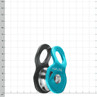 Edelrid Flux, Seilrollelement mit blauem vorderem Teil und schwarzem hinterem Teil, mit Metallachse und rundem Loch oben