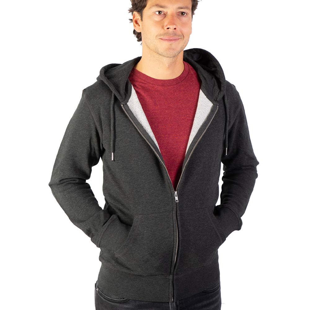Weltenbaum Hoodie, dunkelgrauer Kapuzenpullover mit Reißverschluss, getragen von einem Mann mit rotem T-Shirt