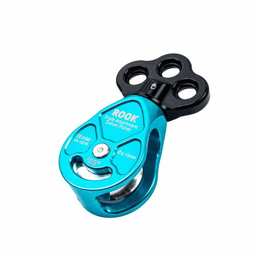 Rook Triple Attachment Swivel Pulley blaue Seilrolle mit schwarzem oberen Teil und drei Befestigungslöchern, Aufschrift ROOK und technischen Angaben auf der Vorderseite, liegend fotografiert