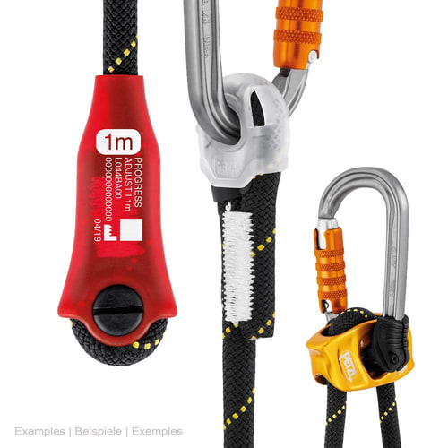 Nahaufnahme des roten Teils mit Aufschrift "Progress Adjust 1m" am schwarzen Seil mit gelben Punkten, daneben ein silberner Karabiner und das gelbe Metallgerät mit schwarzem Seil und Karabiner