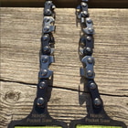 Nahaufnahme der Kette der Nordic Pocket Saw mit dem Schriftzug auf den schwarzen Griffen, auf Holz liegend