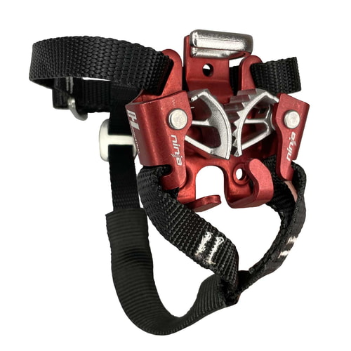 Ninja Fußsteigklemme in rot mit schwarzen Gurten und silbernen Metallzacken, Herstellername Ninja sichtbar, andere Perspektive