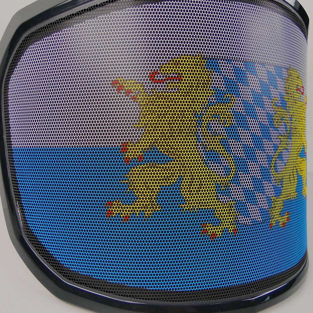 PROTOS® Visier Special Edition mit schwarzem Rahmen, Nahaufnahme des Motivs mit zwei goldenen Löwen und blau-weißem Rautenmuster hinter einem schwarzen Gitter