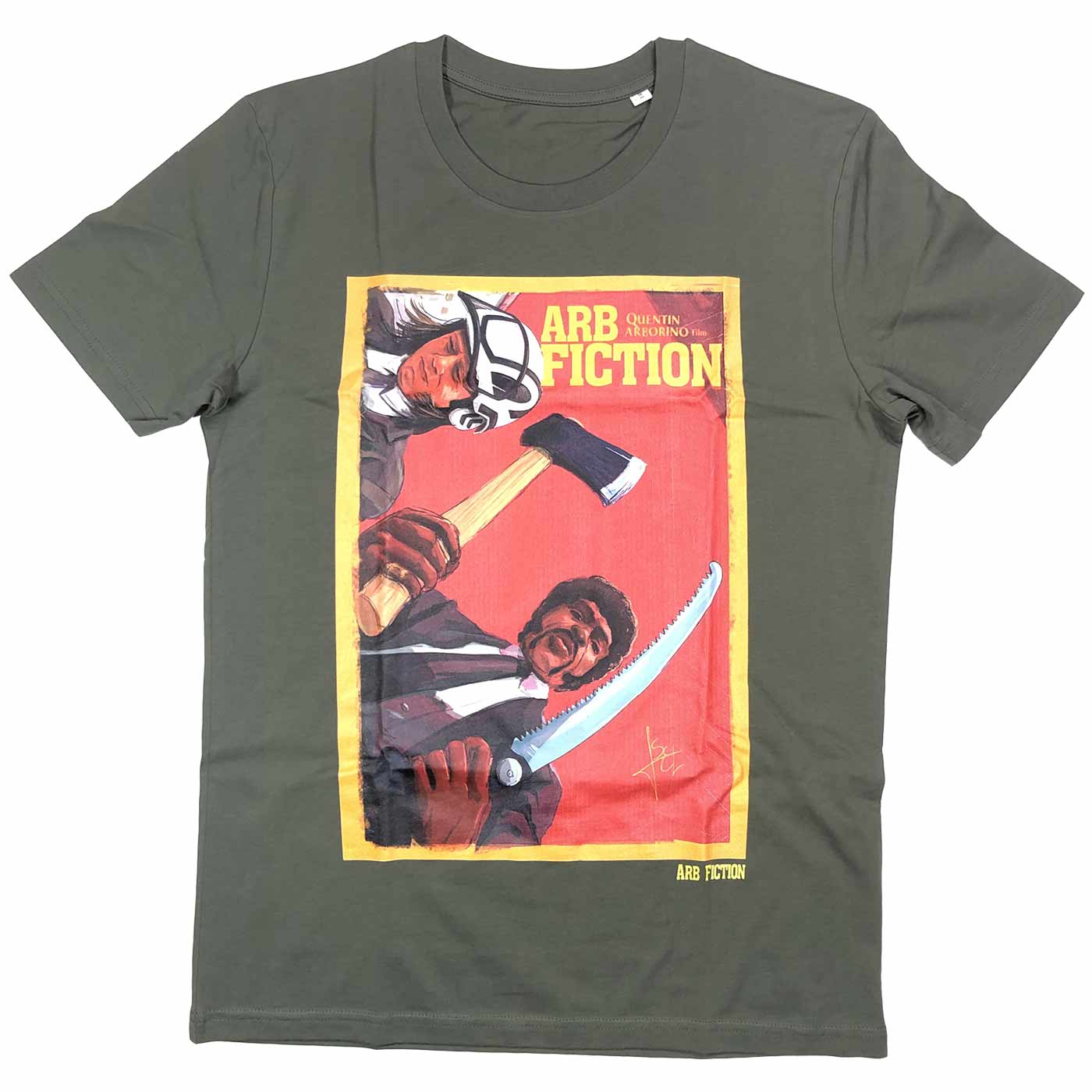 Vincent & Jules T-Shirt in Olivgrün mit einem großen, farbigen Aufdruck vorne, der zwei Männer zeigt, einer hält eine Axt, der andere ein großes Messer, oben rechts steht in Gelb "ARB FICTION" und darunter "Quentin Arborino Film"