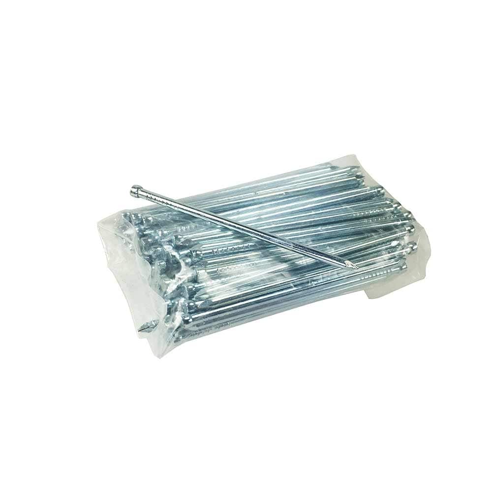 ArboTag Nägel in einer transparenten Kunststoffverpackung, ein Nagel liegt lose darauf
