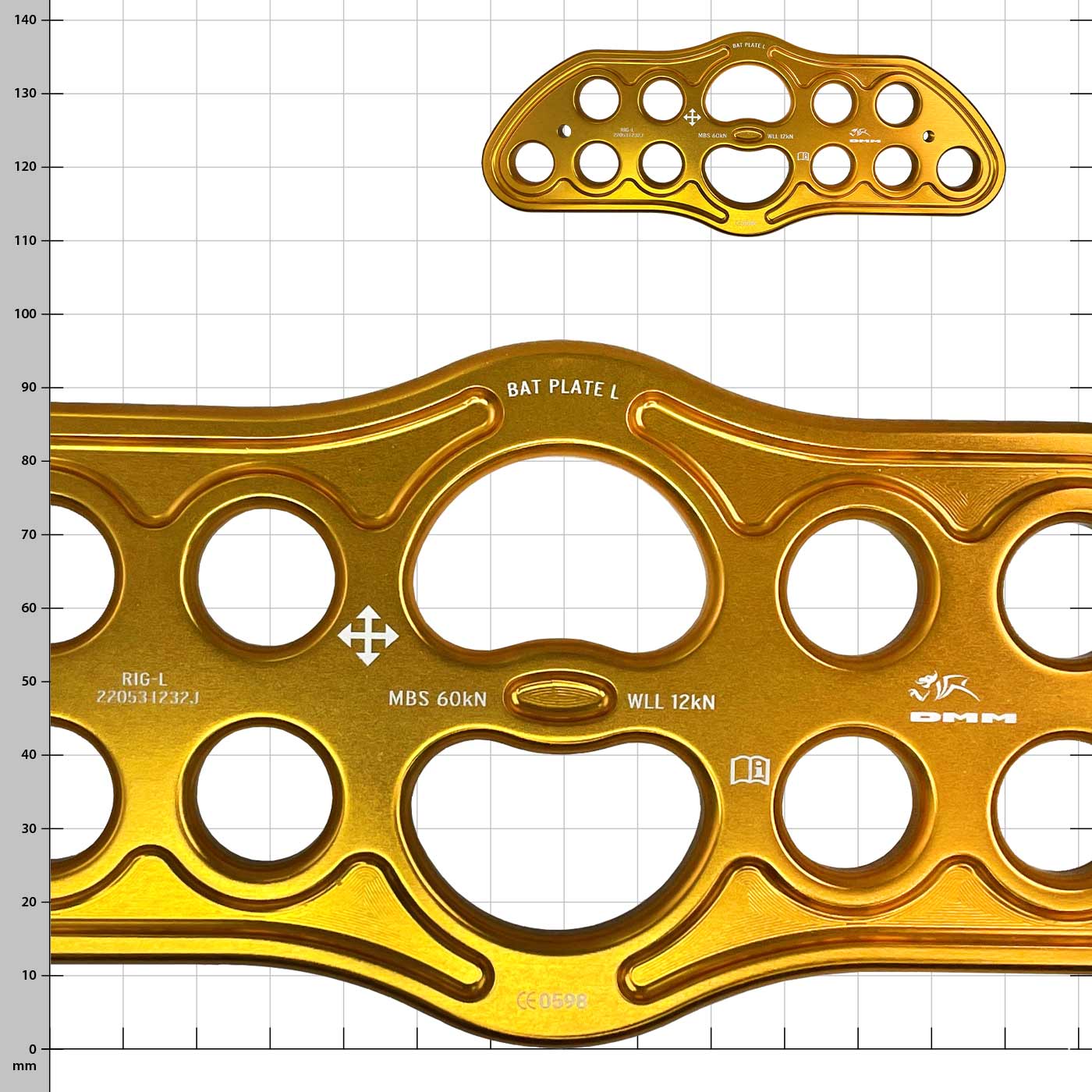 Keanu Trolley Rig Plate Kit, Nahaufnahme der goldfarbenen Metallplatte mit Beschriftungen vor kariertem Hintergrund
