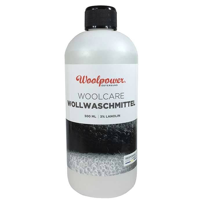 Woolpower Woolcare Wollwaschmittel 500 ml mit schwarzem Schraubverschluss und weißem Etikett mit schwarzem und rotem Text