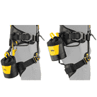 Toolbag 1.5 von Petzl, gelb-schwarze Tasche am Klettergurt befestigt, links und rechts am Körperansatz sichtbar