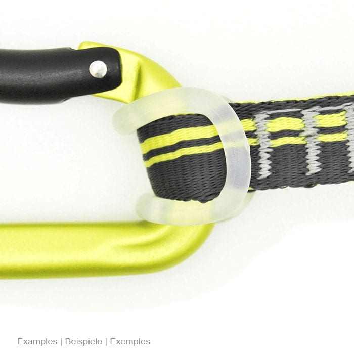 Fast Rubber, weißes elastisches Gummiband umschlingt ein schwarzes und gelbes Textilband, das an einem grünen Karabinerhaken befestigt ist