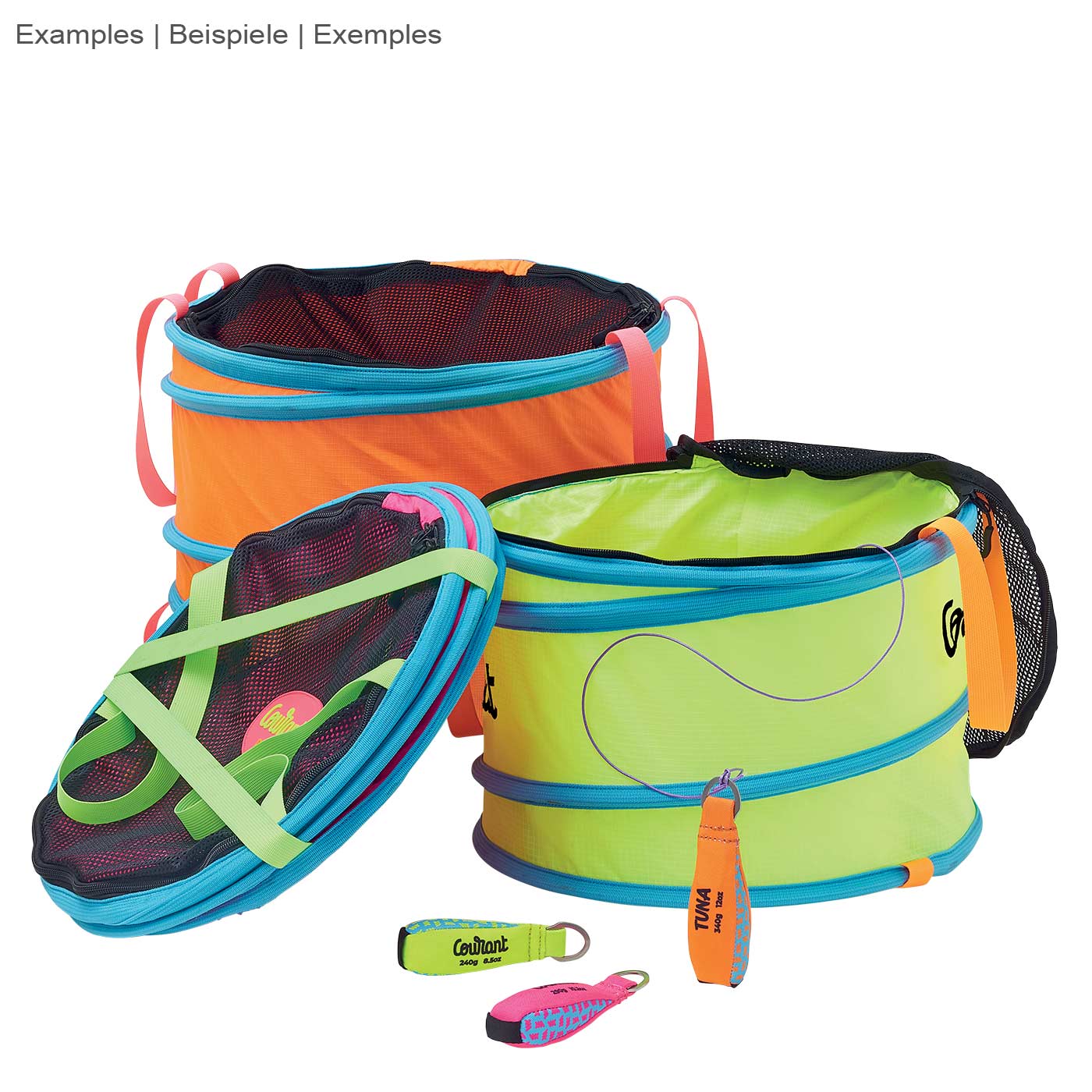 Pelican S Taschen in orange und gelb mit blauen Rändern, eine Tasche mit schwarzem Netz, dazu drei bunte Schlüsselanhänger in grün, orange und pink