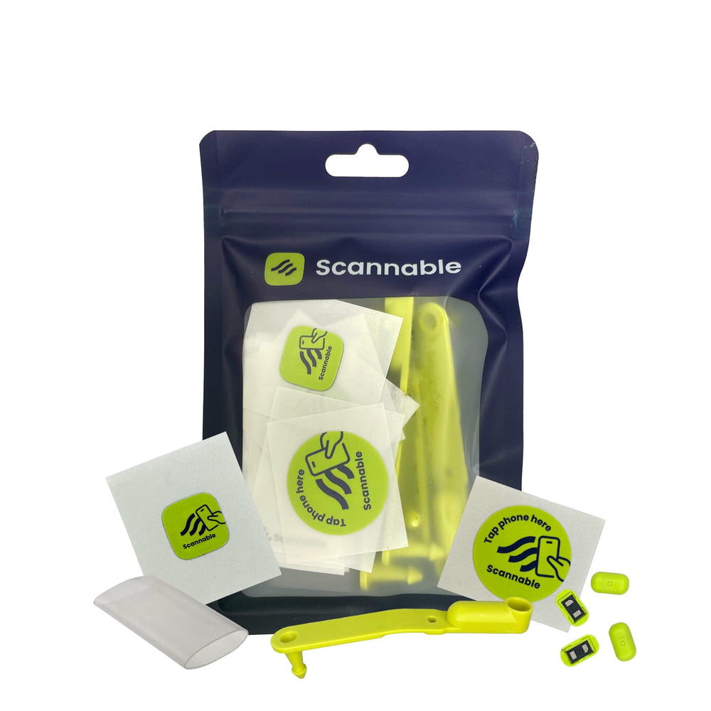 Climber Pack NFC Tag in einer blauen Verpackung mit gelben Kunststoffteilen und grünen Aufklebern mit dem Scannable-Logo