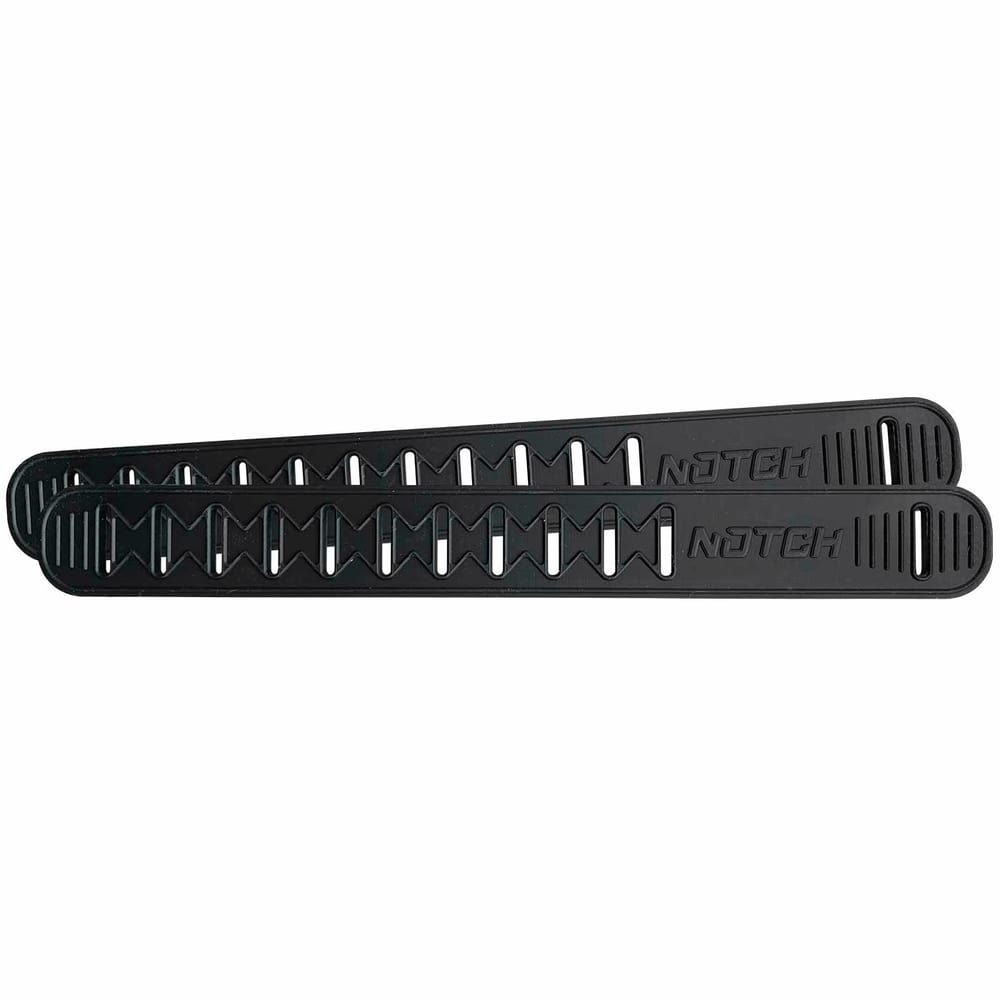 Zwei schwarze Talon Rubber Straps aus Gummi mit Aussparungen und dem Schriftzug "NOTCH" nebeneinander liegend