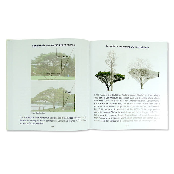 Buch "Die Körpersprache der Bäume" von C. Mattheck geöffnet mit zwei Seiten, die Fotos und Text über Schirmbäume und Laubbäume zeigen