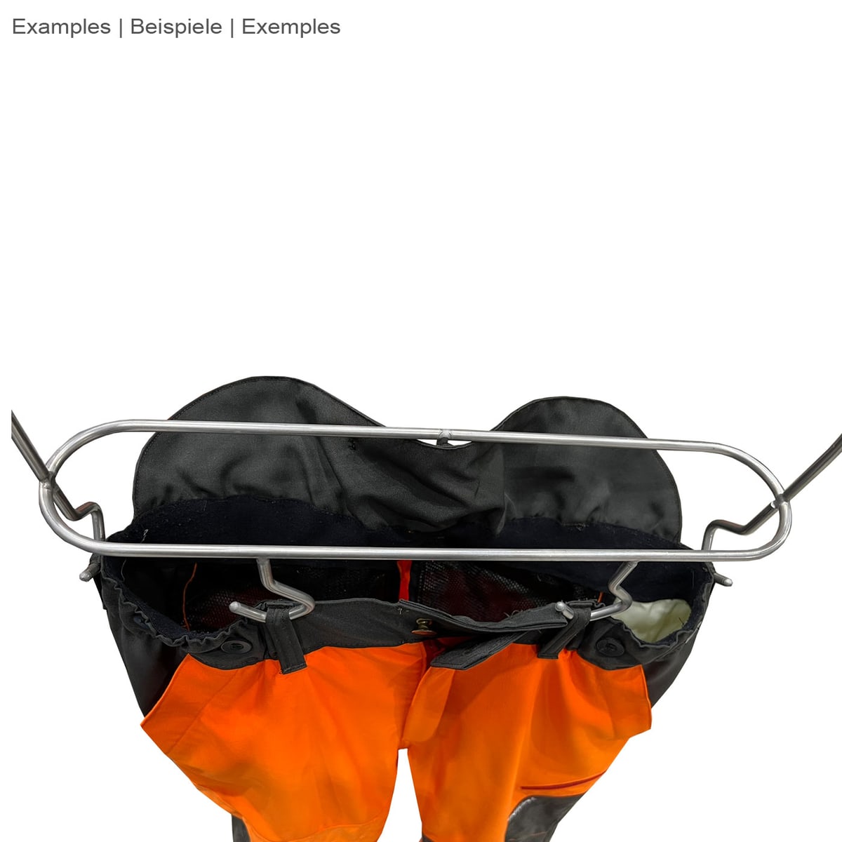Toolprotect Kleiderbügel Pro mit orange-schwarzer Arbeitskleidung, von oben fotografiert