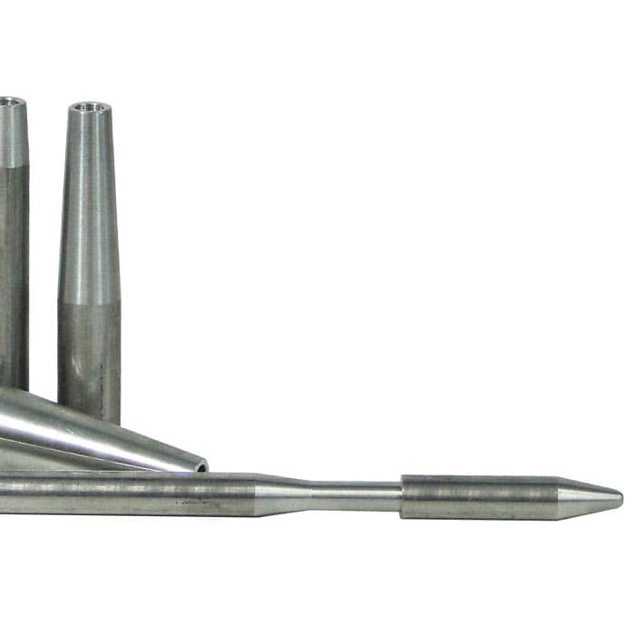 Nahaufnahme des Rope Fid Universal, zeigt die spitze und zylindrische Form der Metallteile sowie die glatte Oberfläche des langen Metallstabs mit Gewindeende