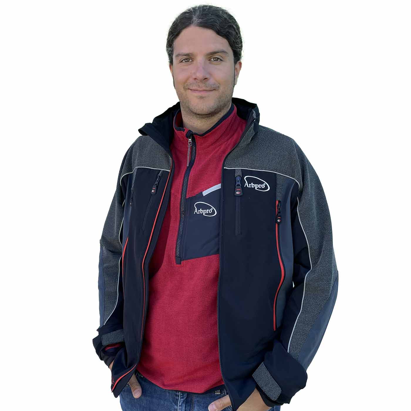 Micro Fleece rotes Microfleece-Oberteil mit halblangem Reißverschluss und schwarzer Brusttasche mit weißem Reißverschluss und Arbpro-Logo, getragen von einem Mann unter einer schwarzen und grauen Jacke mit mehreren Reißverschlusstaschen und Arbpro-Logo