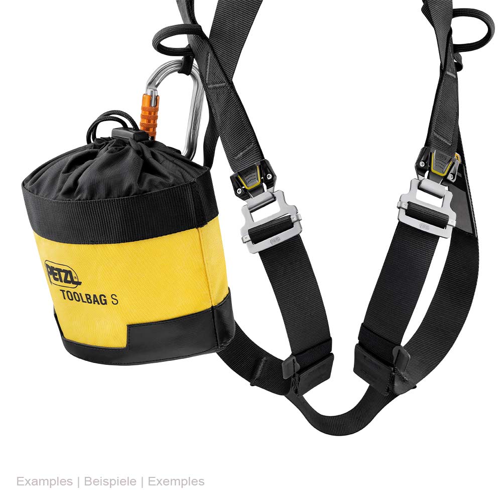Nahaufnahme des Newton Fast Auffanggurt von Petzl mit gelbem Petzl Toolbag S Werkzeugbeutel, befestigt an den schwarzen Gurten mit Karabinerhaken