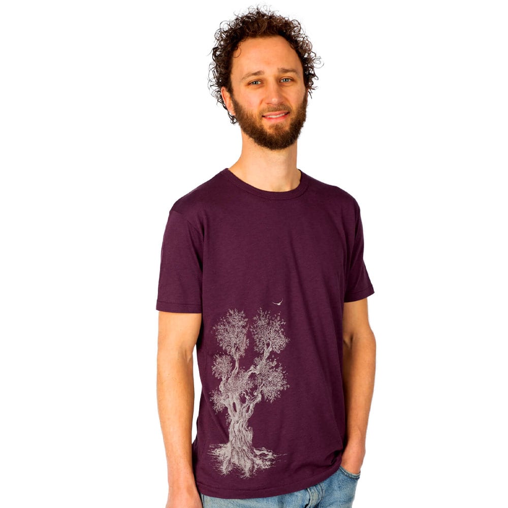 Mann trägt ein lila Olive Tree T-Shirt mit einem weißen Baumdruck auf der Vorderseite, Produktname Olive Tree T-Shirt
